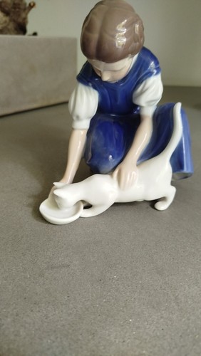 Bambina con gatto - , royal