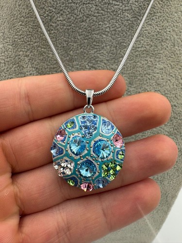Collana con ciondolo tondo