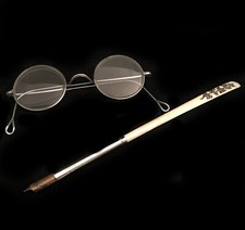 Bicchieri antichi rotondi con penna a immersione in celluloide