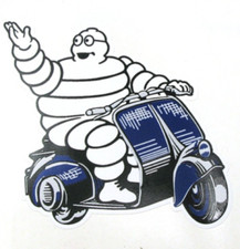 M1972  ADESIVO OMINO MICHELIN IN VESPA BLU