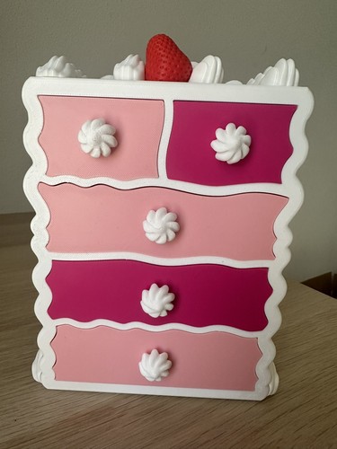 Cassettiera torta rosa con - cassettiera,