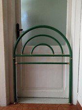 Letto singolo con rete in doghe di legno e struttura in ottone verde. No mattras