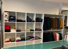 scaffalatura da negozio di abbigliamento in legno