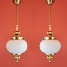 Elegante mappamondo vetro latte opalino viennese metà secolo luce a sospensione ottone