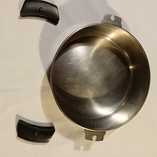 pentola Sambonet in acciaio 18/10 con due manici neri smontabili e coperchio.