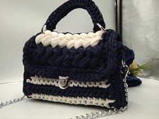 BORSA a uncinetto fettuccia punto puff, fatta a mano, 22x16x8 blu e bianca