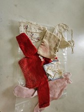 Vecchi vestiti per bambole