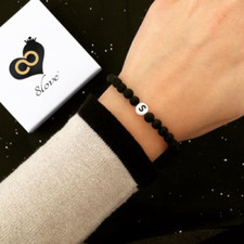 Bracciale con INIZIALE Lettera e Perle Nero Bianco braccialetto Nome Uomo Donna