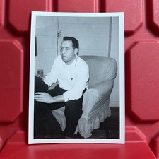 Uomo seduto su una sedia 3 1/4