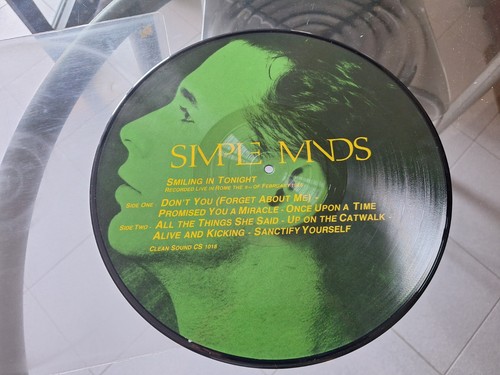Simple minds smiling in - simple,