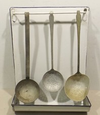 Vecchio Smaltato Parete Stufa Supporto + 3 Suppenkellen - Restaurationsobjekt