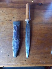 Vecchio coltello da caccia in legno e metallo con fodero