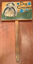 Vintage fatto a mano Shitzu prato giardino palo cane attraversamento insegna tenuta adorabile