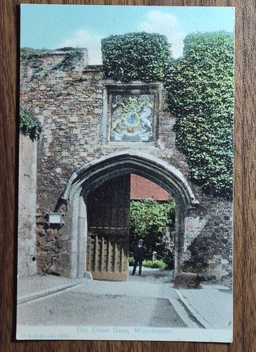 The close gate winchester - close,