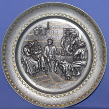 Piatto decorativo da parete in peltro dorato con rilievo