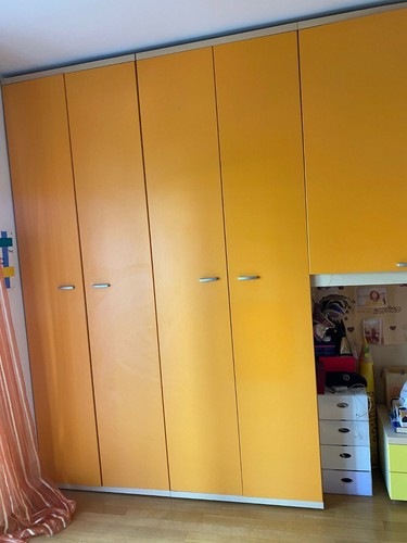 Cameretta arancione con letto