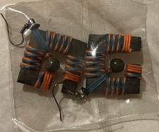 Orecchini in legno fatti a