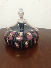 Statuina ROBJ francese anni 30, dimensioni larg 22 cm  h 20. Ottime condizioni