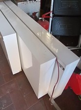 mensola esposizione negozio con barra per appendere capi abbigliamento e led 