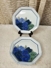 Alberi di glicine su piatto a