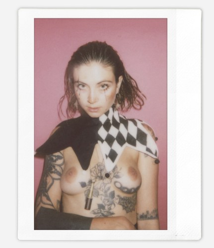 Arte tatuata modello nudo