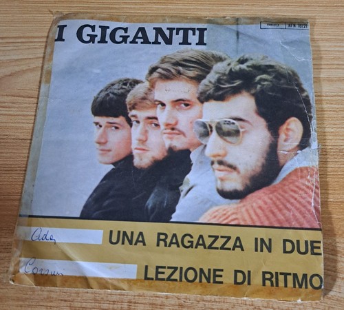 Giganti una ragazza due - una, in