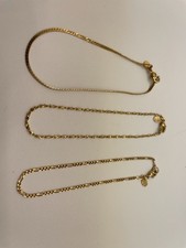 Tre bracciali placcati in oro