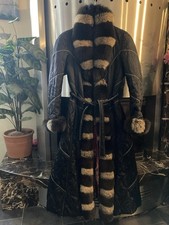 Piumino con bordatura e polsi in volpe e fodera in seta rossa