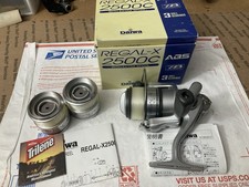 Mulinello da spinning Daiwa Regal-X 2500C nuovo con scatola con -2- bobine extra