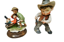 Due figurine di Giuseppe Armani. Il cowboy con un piccolo difetto nella giacca posteriore.