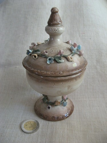 Potiche con fiori piede - e,