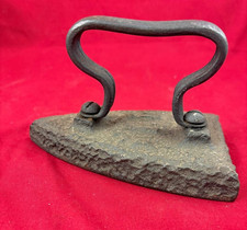 Ferro da stiro antico in ghisa battuta manico forgiato utensile vintage