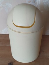 Cestino in plastica beige per bagno