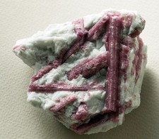 Minerale tormalina rosa su