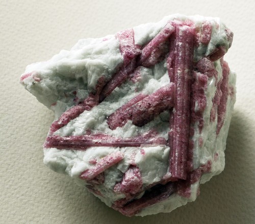 Minerale tormalina rosa - , su