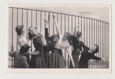 Giovani donne sospese tra