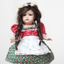 Belle robe de poupée avec