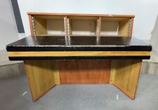 Vendo banco per regia video, ideale per TV o produzione, con 3 rack di larghezza