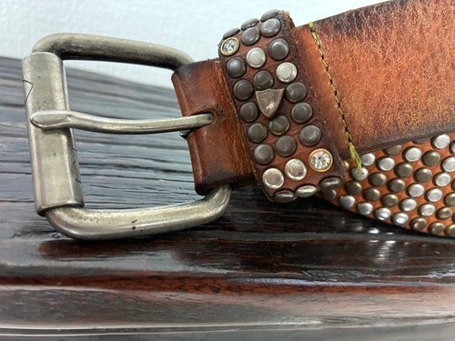 Cintura pelle con borchie - in,