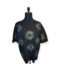 T-shirt nera dipinta a mano