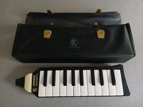 Vecchio strumento musicale - , a
