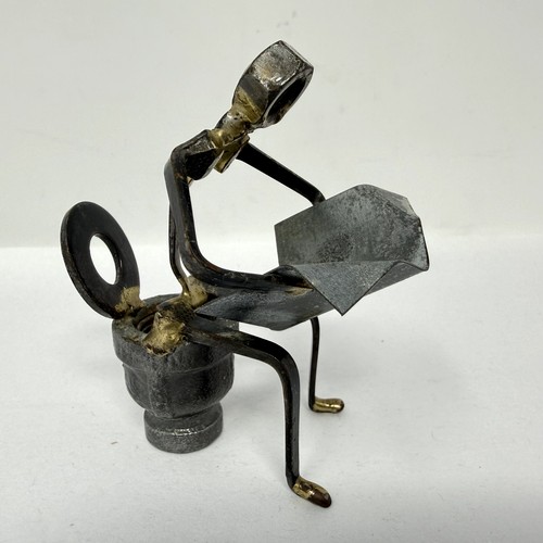 Scultura lettore metallo