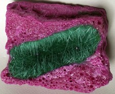 minerale magnesite verde marocchina aghiforme e rubino da corindone rosso 350 gr