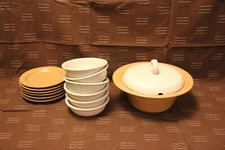 Zuppiera Con Servizio Di Piatti