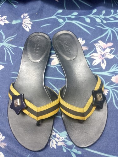 Gucci sandali piatti con - sandali, logo