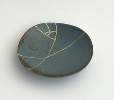 Kintsugi: Ceramica giapponese piattino blu con una sfumatura marrone.  