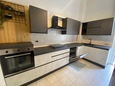 CUCINA MODERNA GRIGIA E BIANCO SPATOLATO