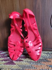 Sandali rossi in plastica