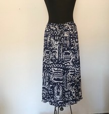 Gonna moderna capo artigianale, elegante e attuale