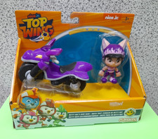 Top Wing Betty Bat's con